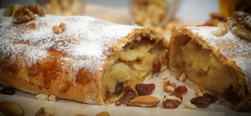 Jabłkowa strucla jak u babci: Przepis, ciasto i pieczenie krok po kroku